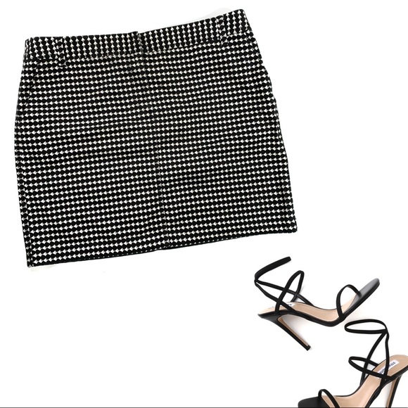 LOFT Dresses & Skirts - Ann Taylor LOFT Black & White Mini Skirt w/Pockets